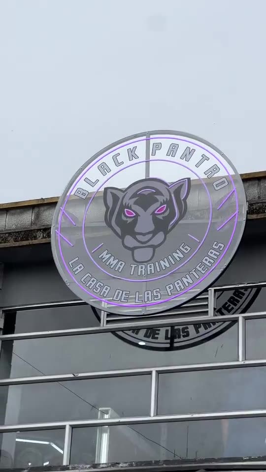 Aviso de fachada de Black Panther MMA con logo impreso y aro de neón, hecho por Neón Pro