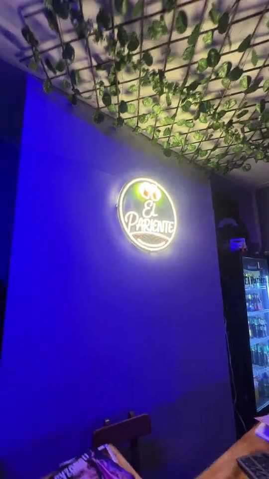 Logo de El Pariente en neón, bar, hecho por Neón Pro