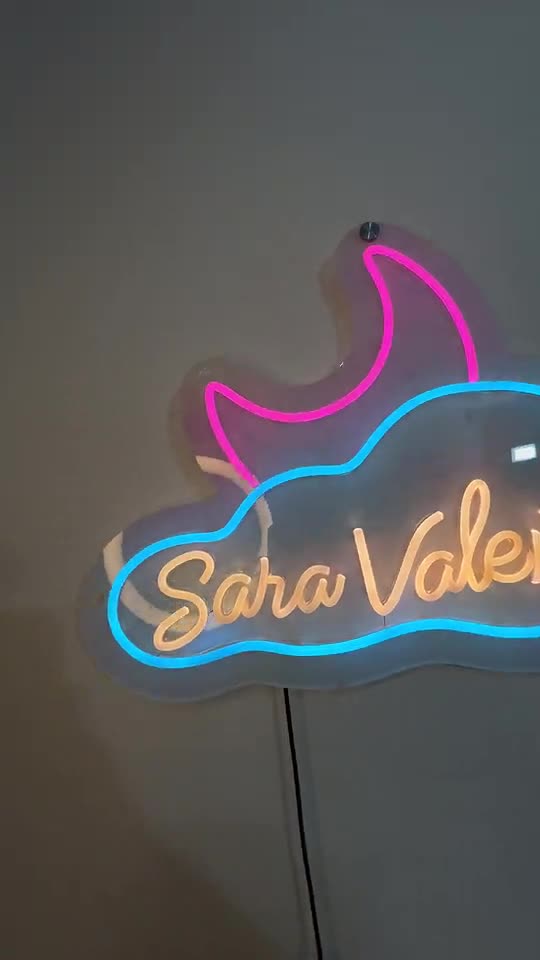 Letrero de neón personalizado Sara Valentina con luna y nube, hecho por Neón Pro